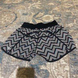 Lululemon Tracker Short II 2014 Seawheeze 3D Chevron Size 6